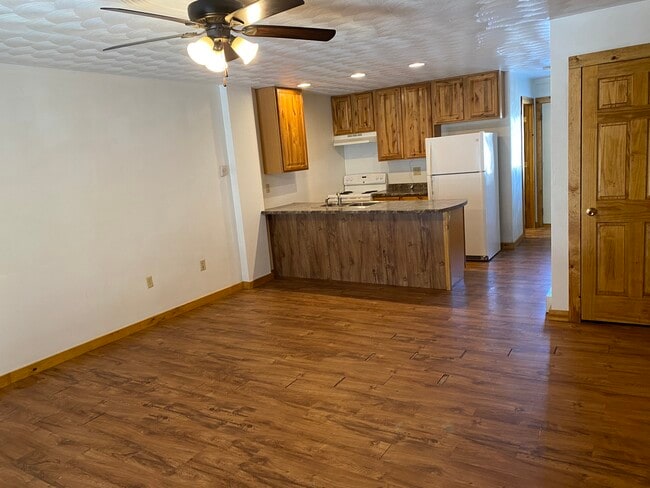 Open kitchen - 1073 Lakeshore Apartments Unit 1073