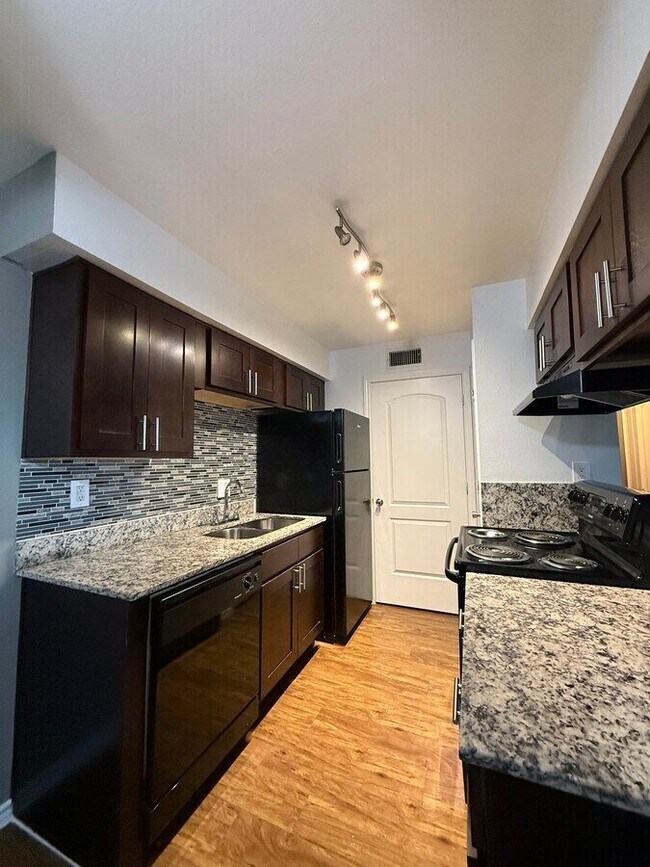 Building Photo - 1901 Lakeview Cir Unit Parc Lake / Bay Shore Village - 2 Bedroom