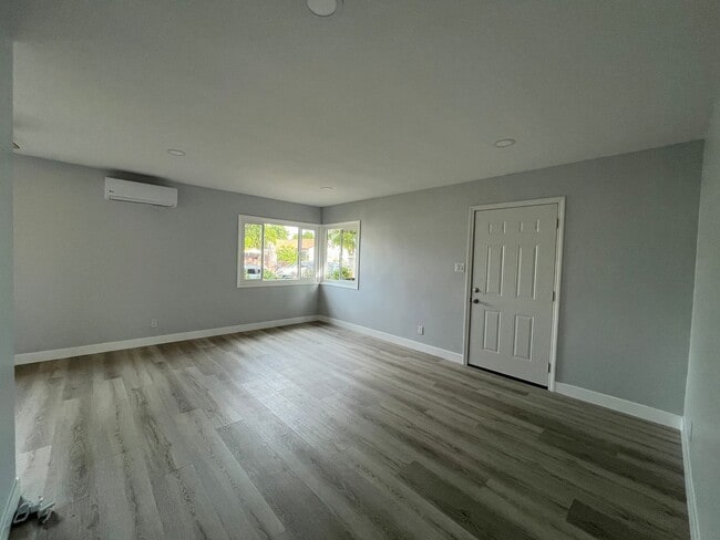 Photo - Remodeled & MOVE IN READY 2+1 duplex in Pa...