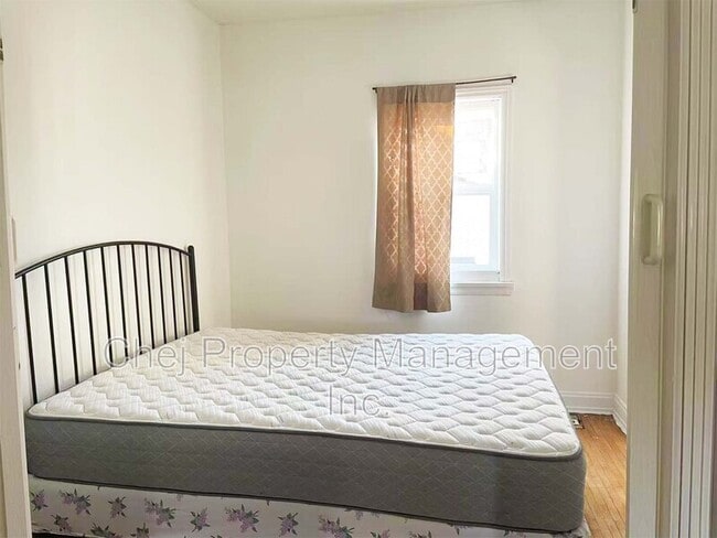 Photo - 10564-10592 92 St NW