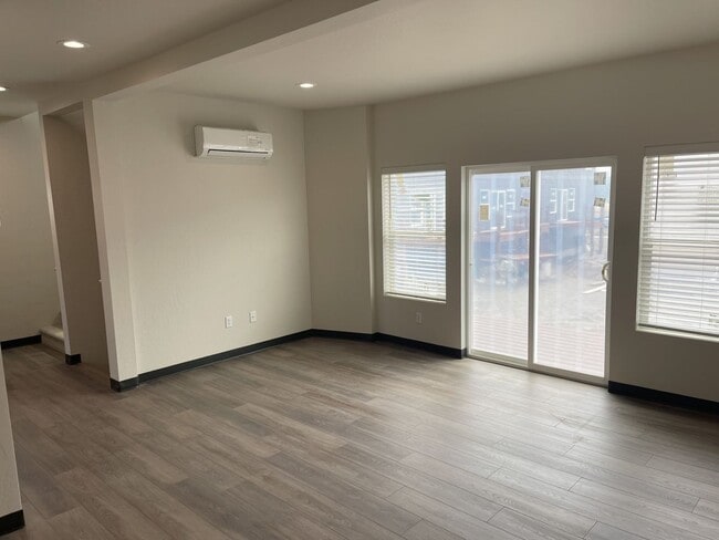 Building Photo - 21 E H St Unit 2