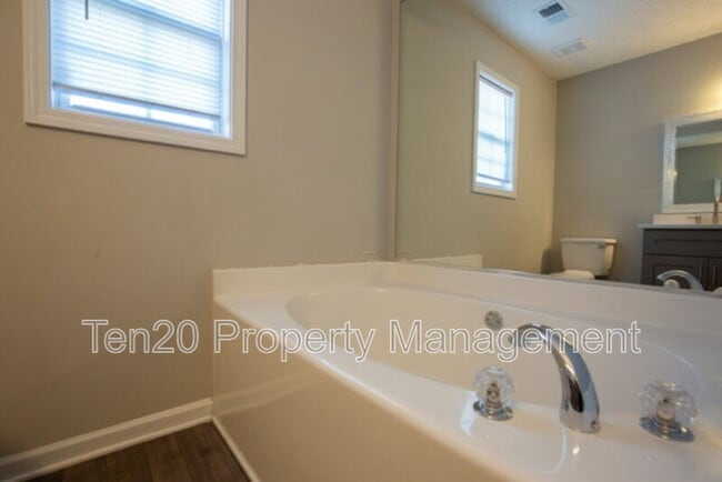 5711 Boby Dr