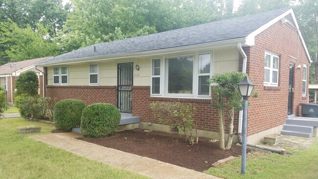 Building Photo - Spacious 3-Bedroom Home with Modern Update...