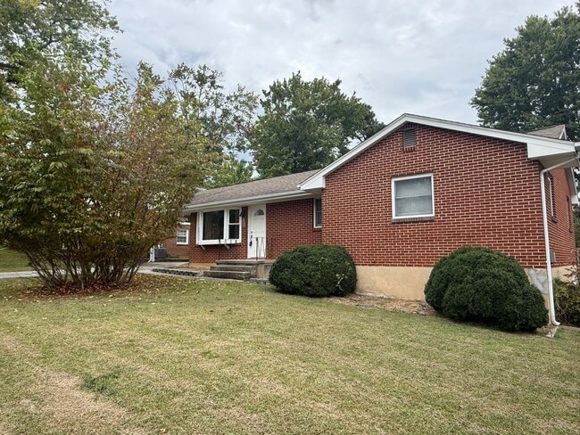 Photo - 3 Bedrooms, 1.5 Baths, Ranch in North Roan...