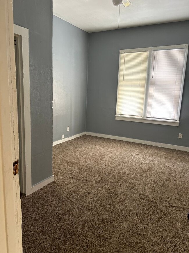 Building Photo - Cute 2 bedroom home - enclosed large back ...