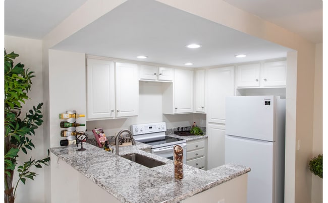 Photo - 1927 W College Ave Unidad 184