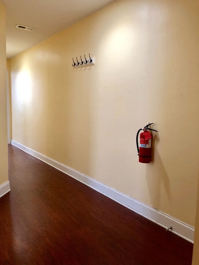 Building Photo - Apartment Unit 3