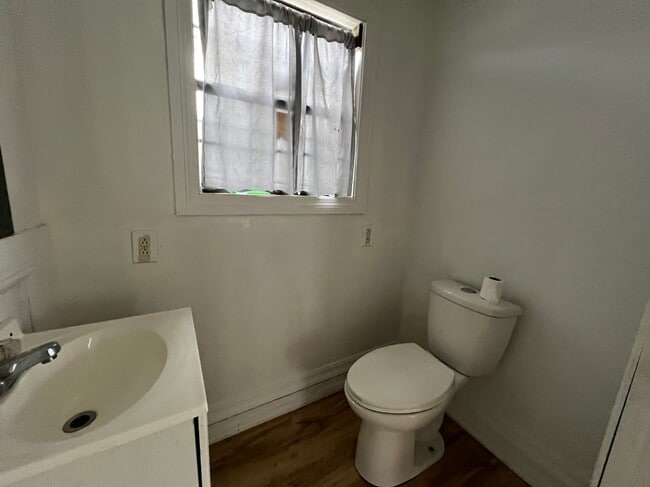 Photo - 4734 Wyandotte St