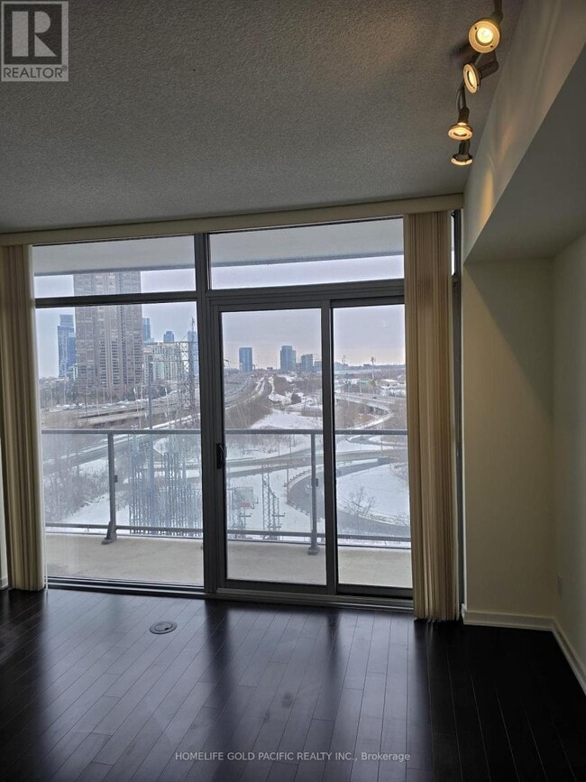 Photo - 105 The Queensway Unité 806