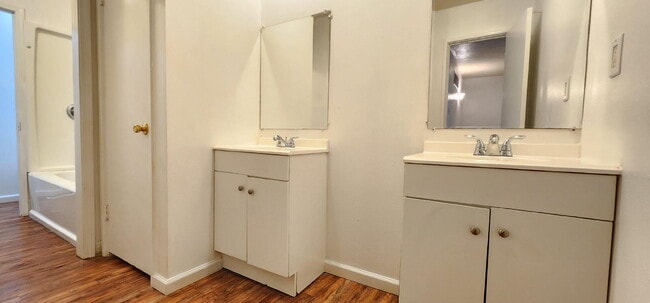 Building Photo - Spacious Renovated Townhome Near Highways & Lambert Airport