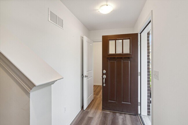 Photo - 525 Jenny Wy