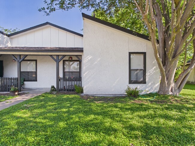 Building Photo - 1515 Pine Ridge Dr