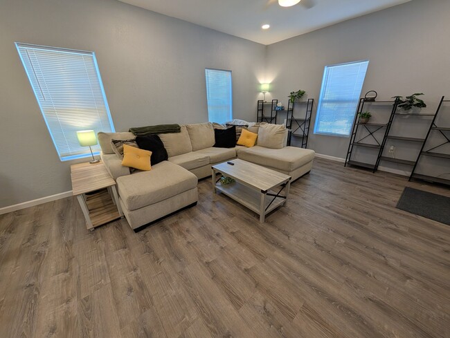 Photo - 118 Canadian St