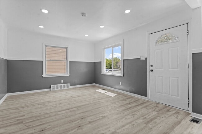Photo - 16039 Fairmount Dr