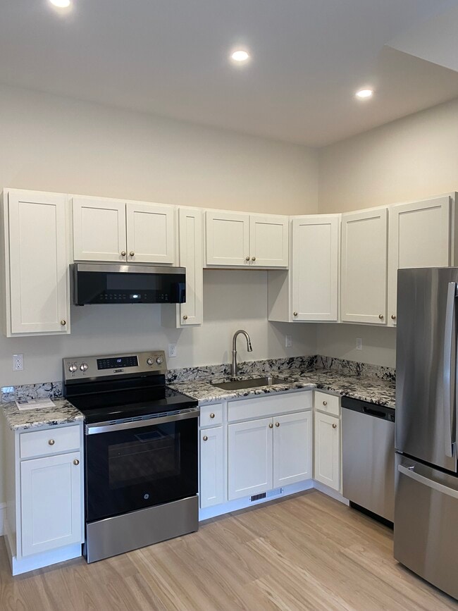 Building Photo - 121 First New Hampshire Tpke Unit B