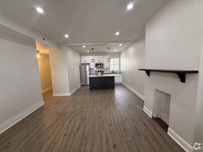 Building Photo - Renovated 2-Bedroom Apartment in Vibrant U...