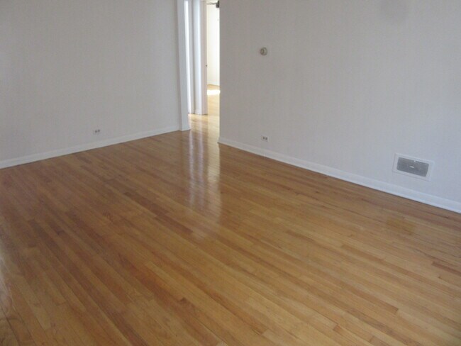 Building Photo - 1717 E 31st St Unit 2N