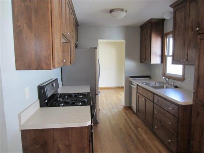 Photo - 11041 Yukon St NW