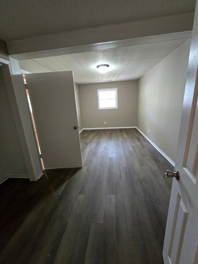 Photo - Spacious One Bedroom Located near 21st and Lafayette Rd