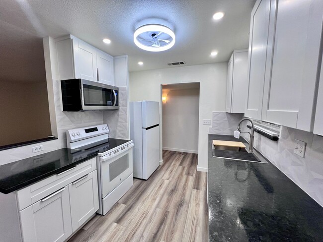 Photo - $2,495 Sierra & Cedar, 4 bedroom House - Fresno / Spacious Backyard / Fresh Paint / New Floors