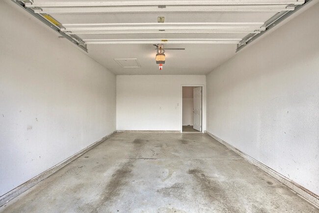 Single Car Garage - 703 N Prairie View Rd Unit Prairieview Crossing