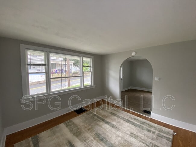 Photo - 325 Valley St