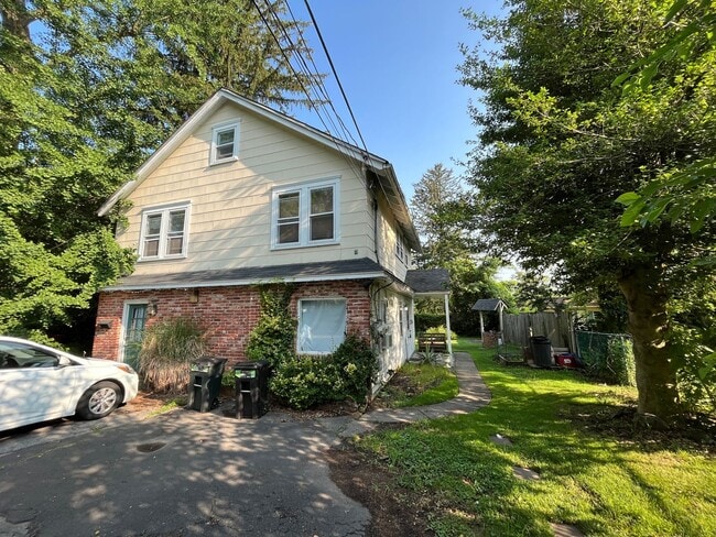 Building Photo - 112 W Highland Ave Unit Apartment #B