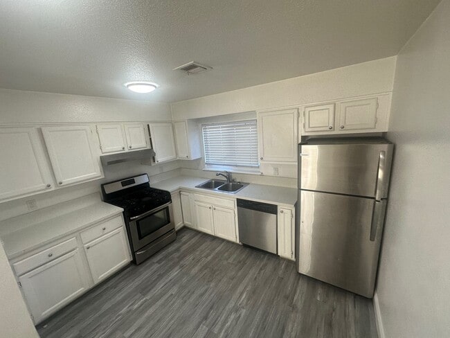Photo - 3 BEDROOM 2 BATH, DOWNSTAIRS UNIT, NO CARPET, WITH WASHER AND DRYER, NEAR NELLIS AFB! Unit 6945 Mendon #2