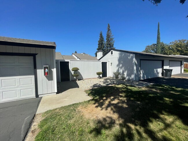 2 bedroom single story with attached 2 car... - 2 bedroom single story with attached 2 car... House