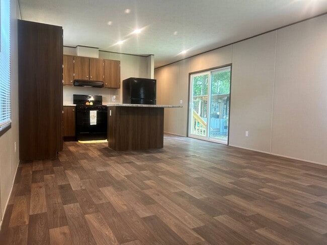 Building Photo - 27 White Oak Village