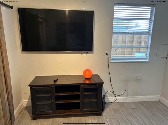 Photo - 230 SW 15th St Unidad C