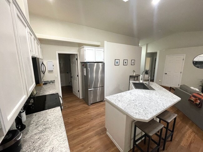 Remodeled 3-Bedroom Duplex Home in North G... - Remodeled 3-Bedroom Duplex Home in North G...