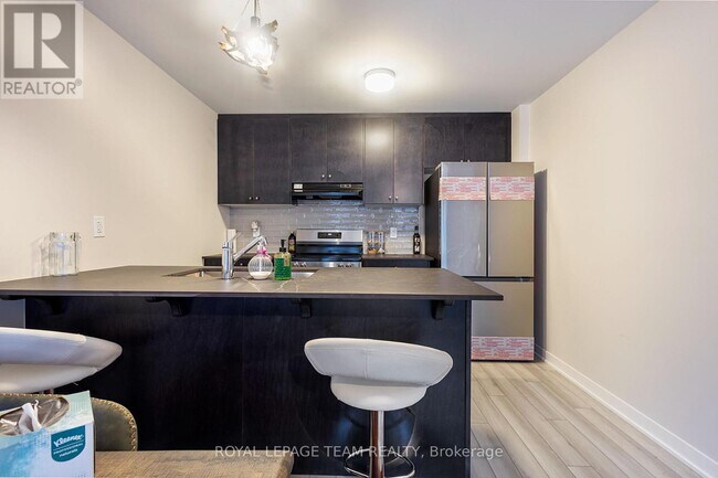 Photo - 804 Parnian Private