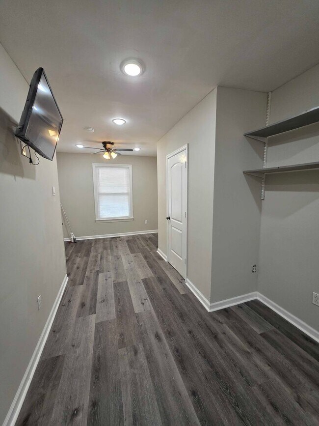 Photo - 5535 Crowson St Unit 1st Floor w/ Private bath - SRO - A1