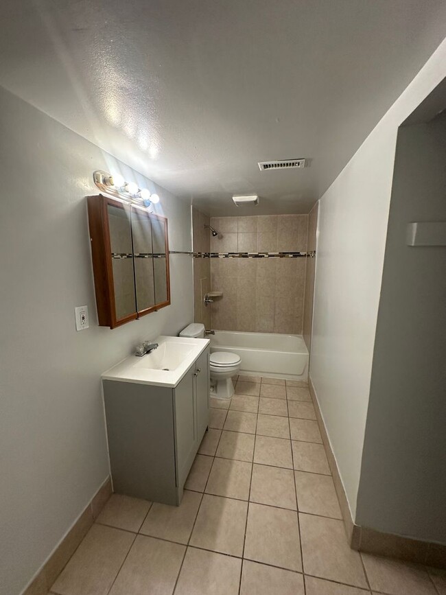 Photo - 1911 W Baltimore St Unit 1911 W Baltimore St - Apartments