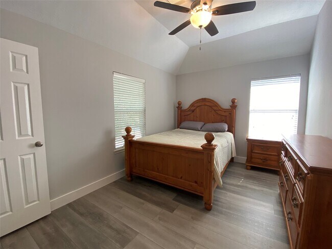 Photo - 7 W Cottage Green