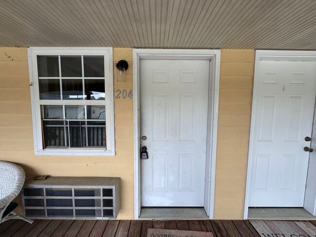 Building Photo - All Inclusive 1 Bed 1 Bath in Hazel Unit 204 Pine Lane