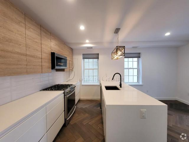 Building Photo - 3 bedroom in ASTORIA NY 11103 Unit 1 Rental