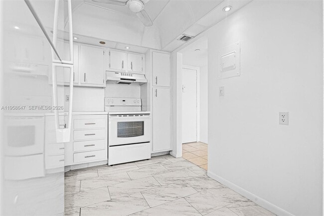 Building Photo - 1000 St Charles Pl Unit 613