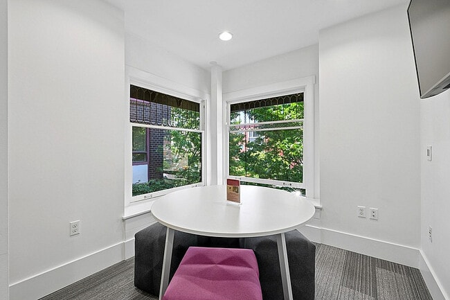 Designed for the way you live. Whether you're studying, meeting with friends, or taking a break between classes, our two-story resident lounge has the space to do it all.