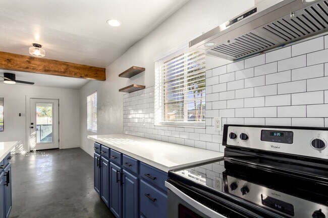 Photo - 2452 E Amelia Ave Unit 02