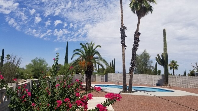 Building Photo - 9412 E Deer Trail Pl