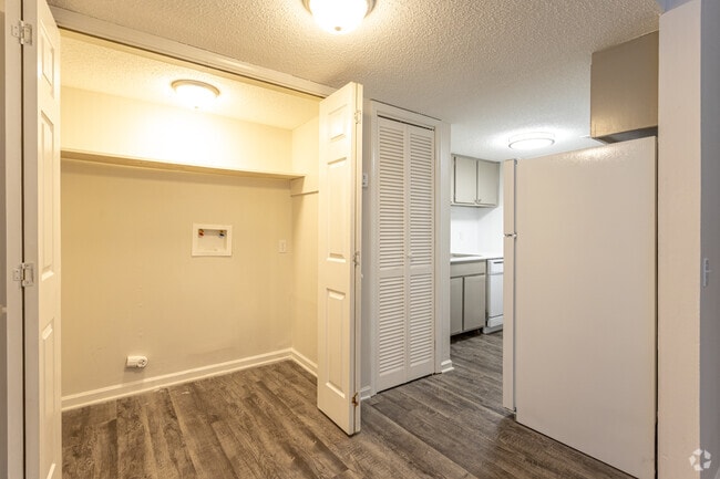 1BR, 1.5BA - 770SF