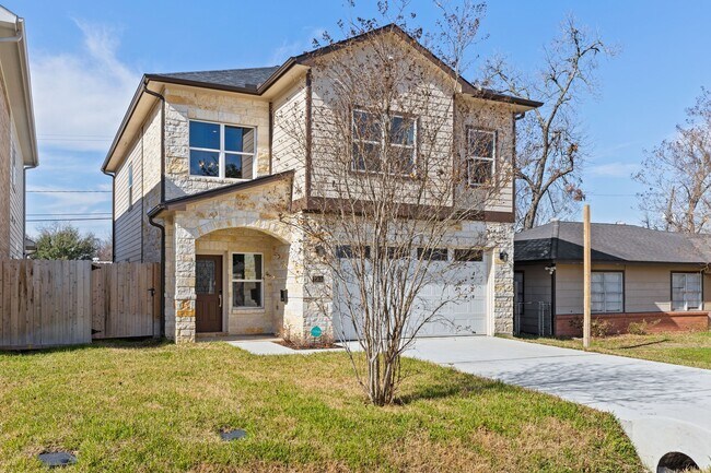 Building Photo - 2211 Silverbonnet St