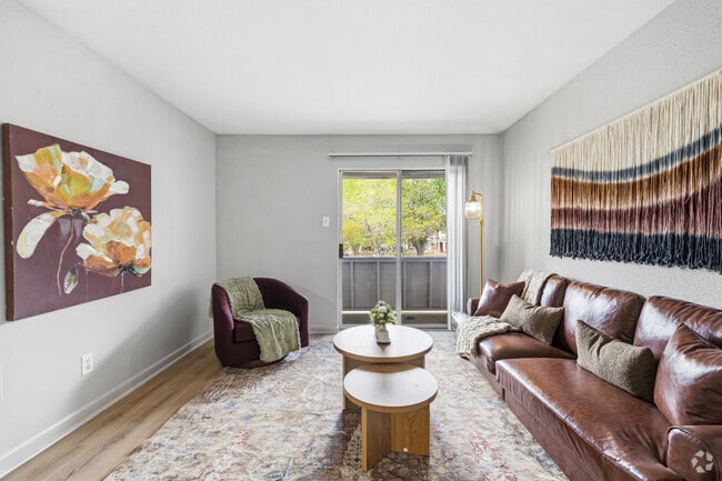 1BR, 1BA - 589SF