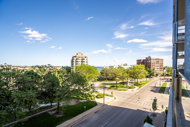 Building Photo - 1313 N Franklin Pl