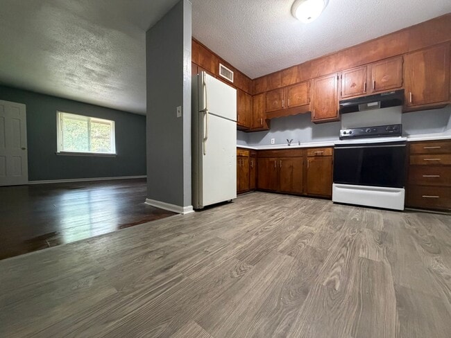 Building Photo - 3340 Pinewood Ave Unit C