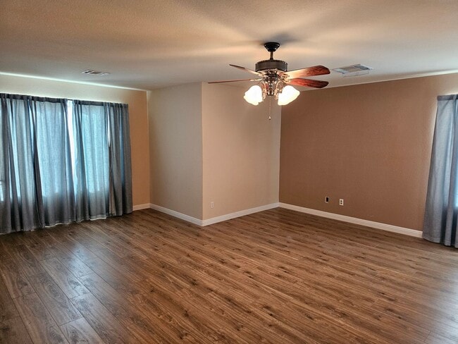 Photo - Spacious 5 bd room 2.5 bathroom home