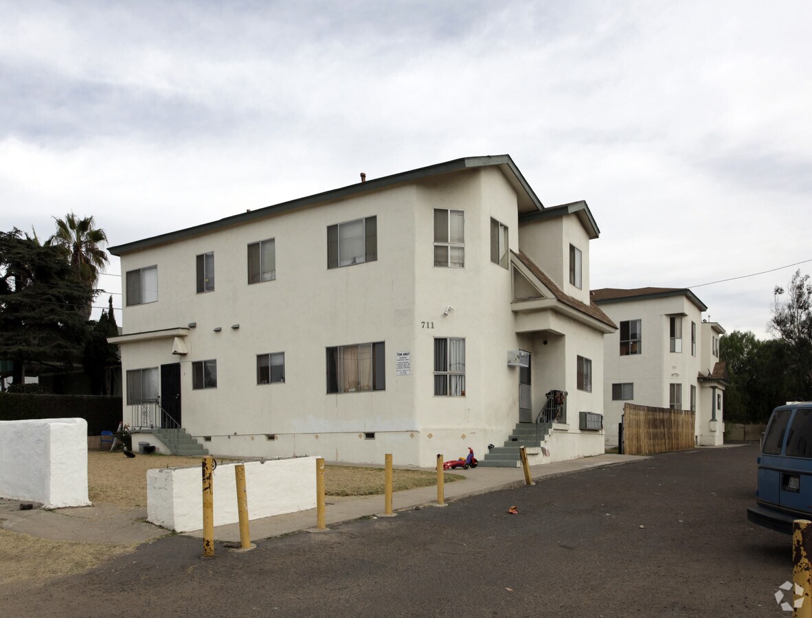 Photo - 711 N 61st St Apartamentos
