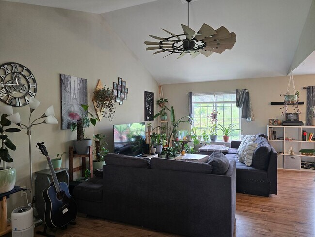 Photo - 203 Ridgeview Dr